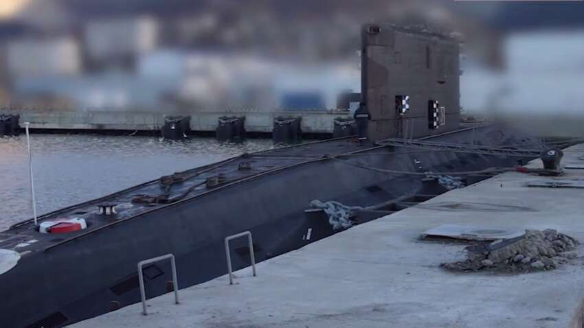 Після удару СБУ російська "Варшав’янка" досі не може вийти з порту 