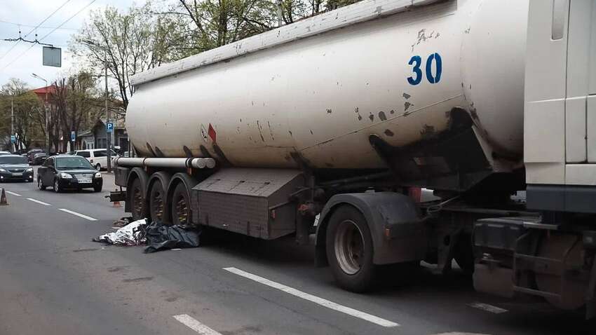 У Дніпрі під колесами бензовоза загинула жінка (ВІДЕО)