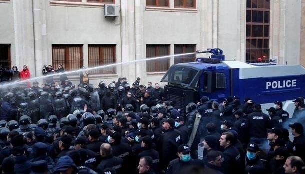 Протестующих в Тбилиси разогнали водометами