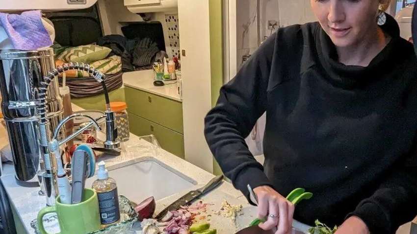 Миллионерка переехала в фургончик и живет на 30 дол. Почему она от всего отказалась 