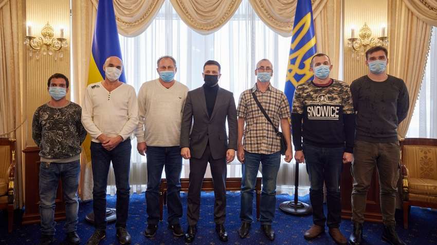 Зеленський зустрівся з моряками, яких в грудні викрали пірати: вони розповіли про своє життя в полоні (ФОТО) Зеленський зустрівся з моряками, яких в грудні викрали пірати: вони розповіли про своє життя в полоні (ФОТО)