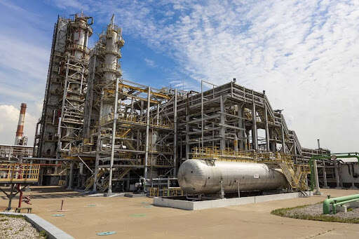 У РФ у вогні один із найбільших нафтопереробних заводів: деталі