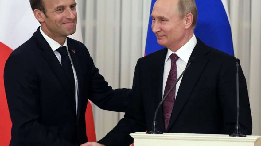 Путін провів телефонну розмову з Макроном