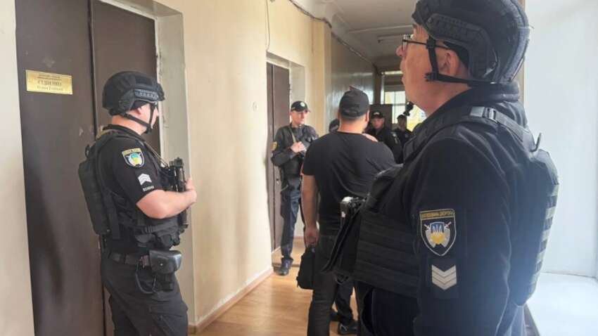 Прямой эфир с пистолетом: в Кировоградской области чиновник устроил стрельбу в здании исполкома