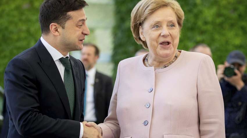 Зеленський по телефону обговорив з Меркель підготовку до нормандської зустрічі 