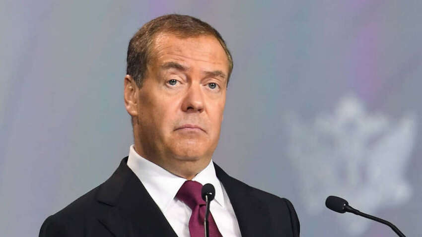 Медведєв насміхається над Трампом та лякає його «референдумом» у Гренландії 