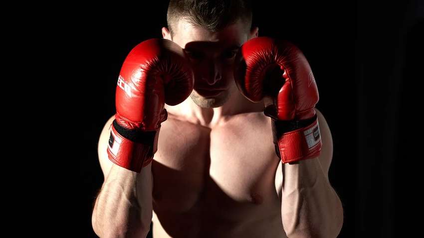 Украинец попал в рейтинг самых богатых боксеров мира Украинец попал в рейтинг самых богатых боксеров мира