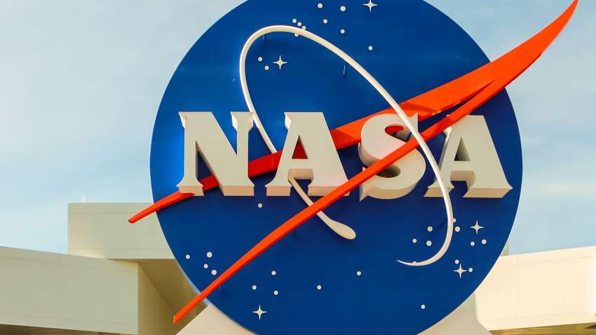NASA приостанавливает работу своих космических центров