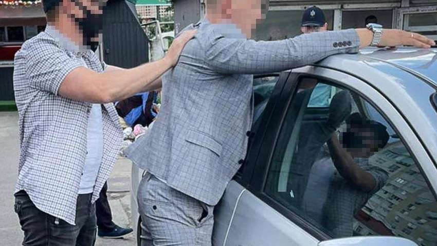 На Киевской таможне служащих поймали на вымогательстве взяток: что известно о схеме На Киевской таможне служащих поймали на вымогательстве взяток: что известно о схеме