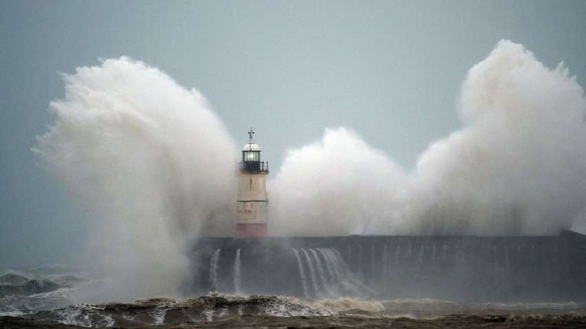 Британию накрыл мощный шторм: отменены рейсы и матчи