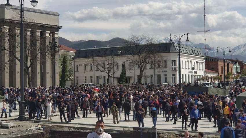 Массовые задержания и голодовка: в России разгорелся скандал из-за “народного схода” против карантина