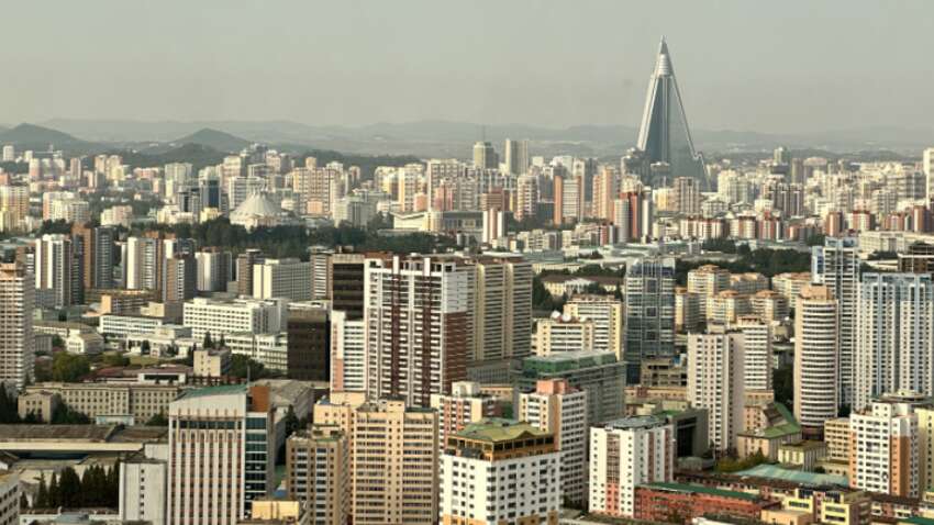 Чому мешканці міст у Північній Кореї ставлять намети у власних квартирах