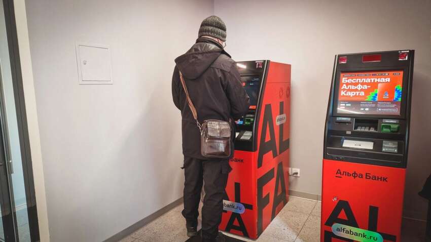 Гроші є, але дістати неможливо: росіянам масово блокують зняття готівки в банкоматах