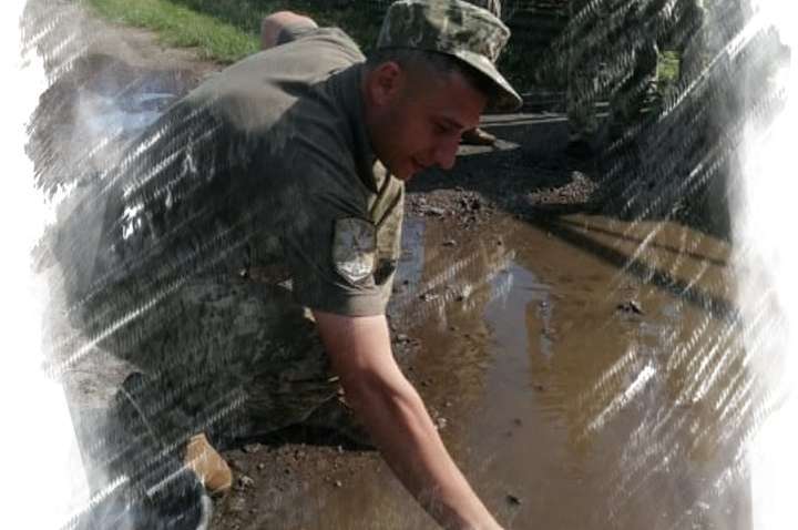 Перед приїздом Зеленського військових у Луцьку змусили вигрібати калюжі - ЗМІ (ВІДЕО) Перед приїздом Зеленського військових у Луцьку змусили вигрібати калюжі - ЗМІ (ВІДЕО)