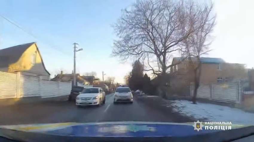 В Умани подросток "под кайфом" на краденом авто убегал от полиции и звал маму (видео) В Умани подросток "под кайфом" на краденом авто убегал от полиции и звал маму (видео)