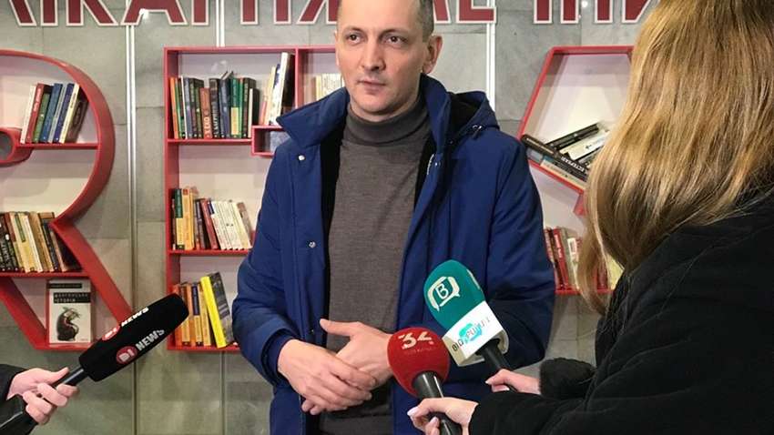 «Бесконечность не для слабаков»: советник премьера Голик пополнил библиотеку больницы Мечникова новинками