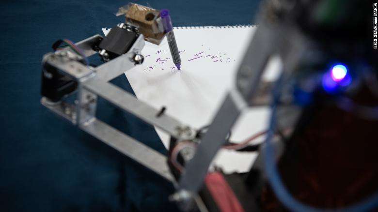 Новый взгляд на искусственный интеллект: робот, пишущий стихи и рисующий картины