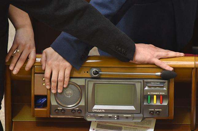 Скандал у «Слузі народу»: спуск на гальмах або політична «бомба»