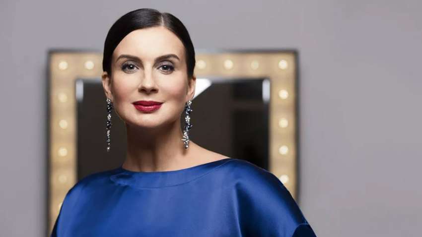 Российская ведущая упала во время телеэфира: момент попал на видео