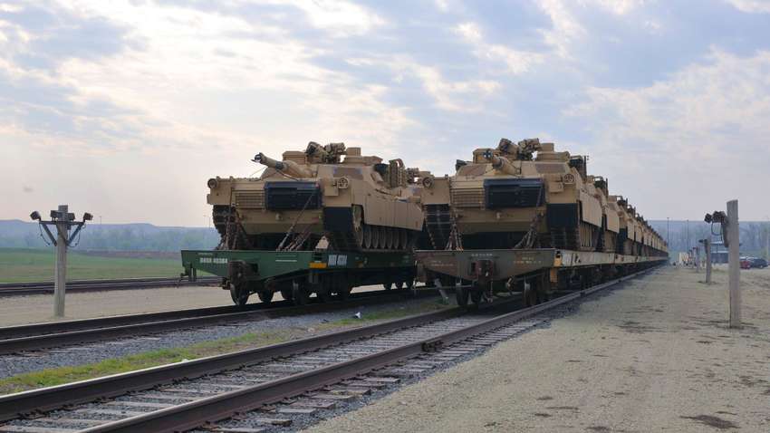 В Литву доставили американскую бронетехнику