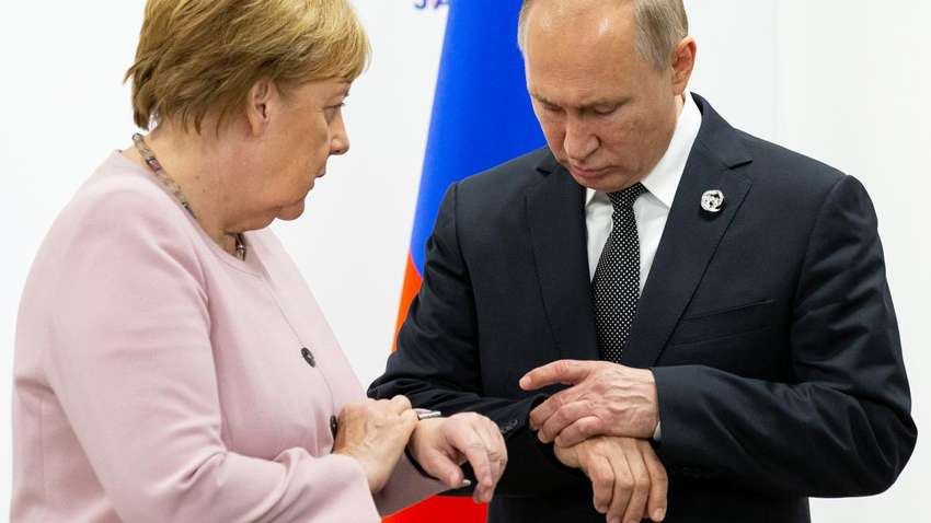 "За Донбассом необходимо закрепить особый статус": в Кремле рассказали о телефонном разговоре Путина и Меркель
