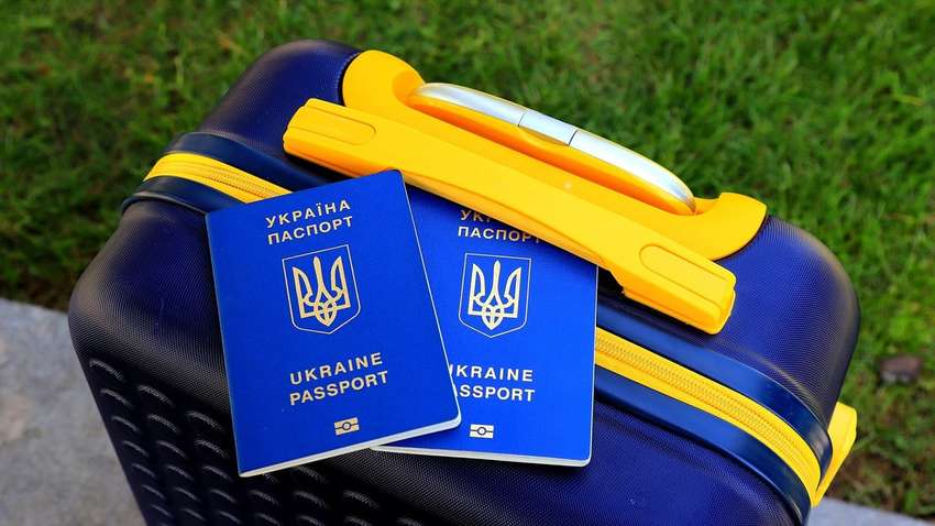 Мужчины нашли законный способ уехать за границу: возвращаются не все