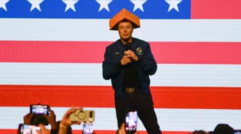 Ілон Маск з сиром на голові роздав мільйони доларів