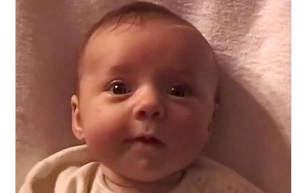 Отец снимал взросления дочери еженедельно 20 лет подряд