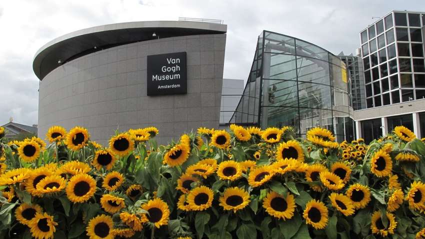 "Ван Гог на карантине": в Амстердаме закрылись музеи