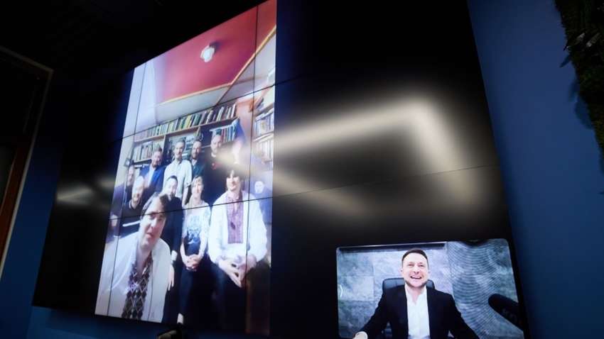 Зеленський відсвяткував 25-річчя станції "Академік Вернадський" з полярниками онлайн та пообіцяв їм криголам Зеленський відсвяткував 25-річчя станції "Академік Вернадський" з полярниками онлайн та пообіцяв їм криголам