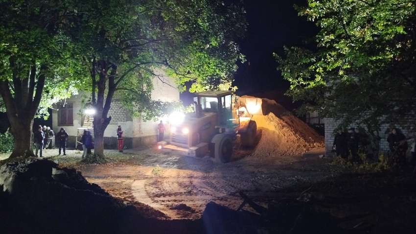 В Днепропетровской области дети снимали Tik-tok на стройке: одного ребенка засыпало глиной