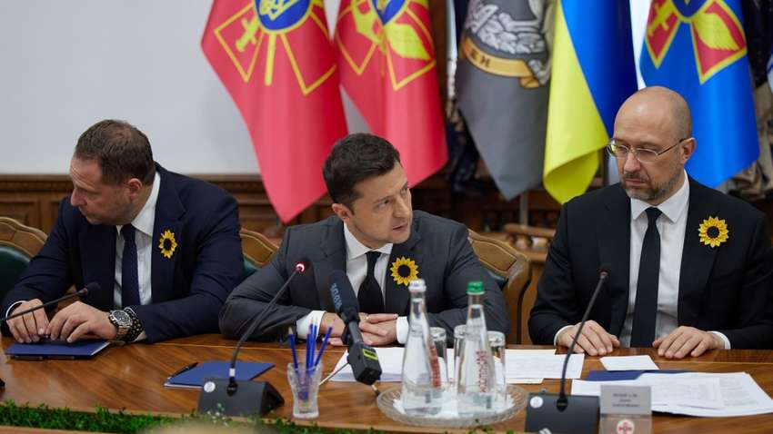 Зеленский везет в Вашингтон важные документы, которые передаст лично в руки Байдену Зеленский везет в Вашингтон важные документы, которые передаст лично в руки Байдену