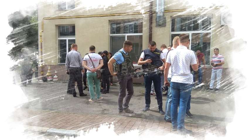 Захват заложников в Луцке: Максим Плохой пытается сбить полицейский коптер (ВИДЕО) Захват заложников в Луцке: Максим Плохой пытается сбить полицейский коптер (ВИДЕО)