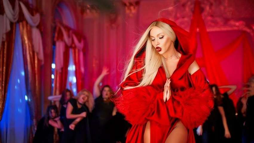 Оля Полякова в новому кліпі показала, чим займається ночами