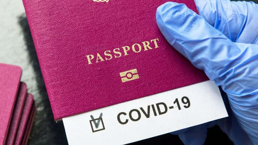 Французам придется вакцинироваться, чтобы не потерять работу: кто первым окажется перед выбором