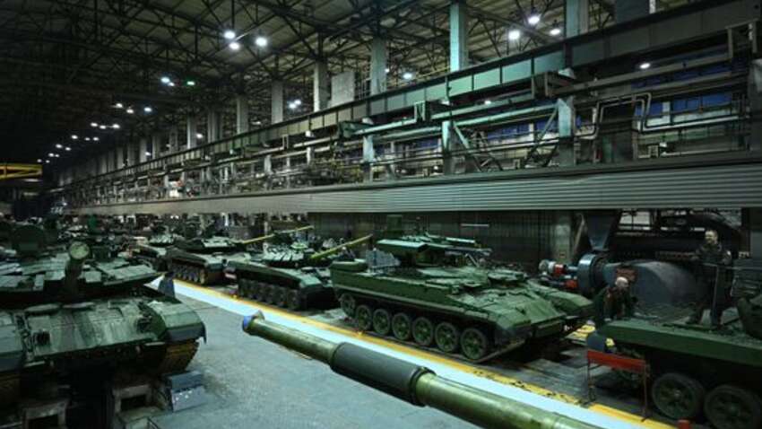 Запад снова делает вид, что ничего не видит: за счет чего РФ продолжает производить оружие