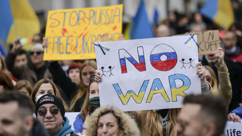 Громадяни Італії закликають владу перестати допомагати Україні