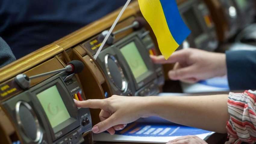 В Україні остаточно зняли депутатську недоторканність