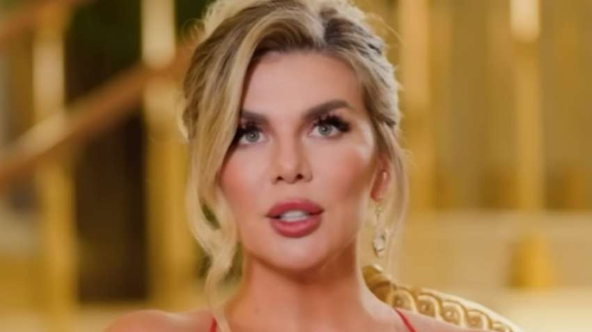 Распухло лицо и будет еще хуже: российская певица заболела после развода