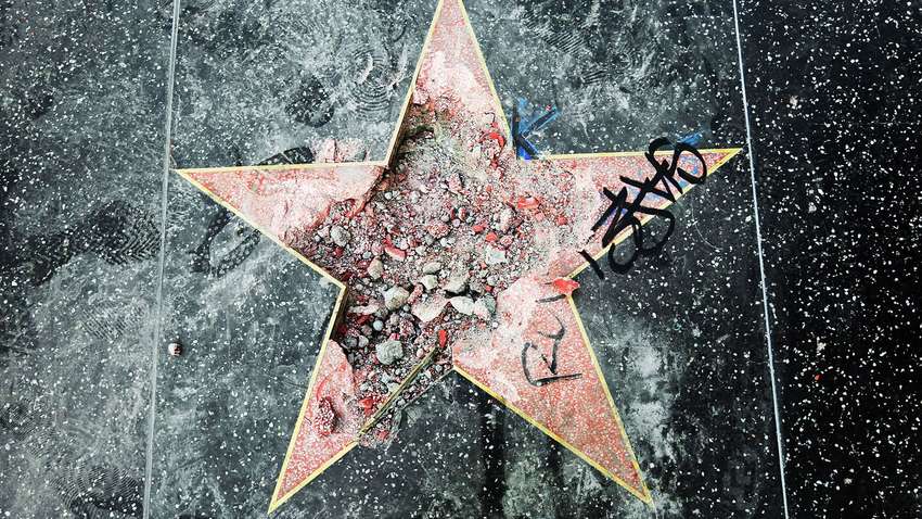 Невідомий в костюмі Халка розбив зірку Трампа на Алеї слави