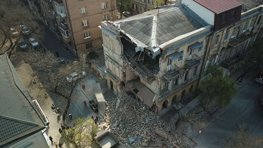 ФОТОФАКТ: в центре Одессы рухнул жилой дом