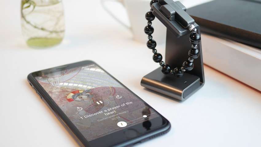 В Ватикане представили "умные" четки для молитвы