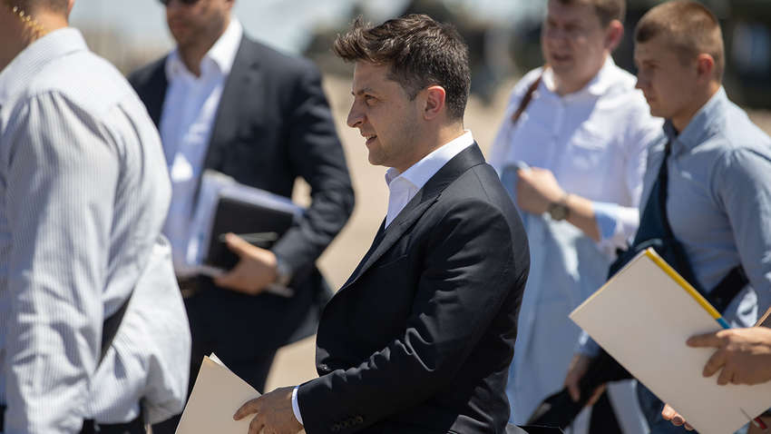 Зеленский лично проверил, как выдают анонсированные им кредиты под 5,7 и 9%