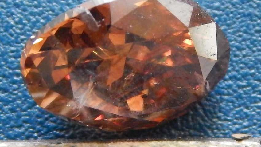 На киевской таможне перехватили посылку с контрабандными бриллиантами на 295 тысяч грн На киевской таможне перехватили посылку с контрабандными бриллиантами на 295 тысяч грн