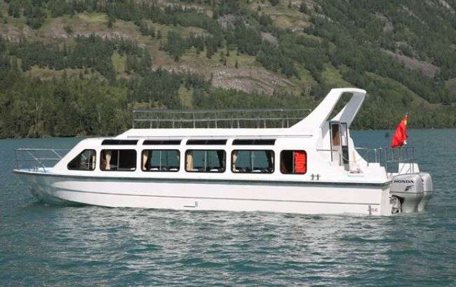 У Чорному морі перекинулося судно з туристами