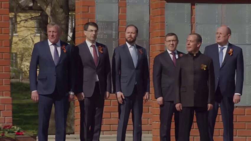 "Только открывает рот под фонограмму": Медведев попытался повторить "поющий" опыт Макрона