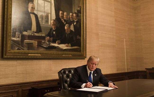 Трамп подписал военный бюджет с помощью для Украины и санкциями против России