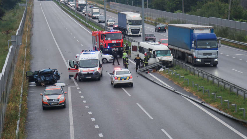 На в'їзді в Київ маршрутка зіткнулась з авто: три трупи, 18 постраждалих - ФОТО, ВІДЕО