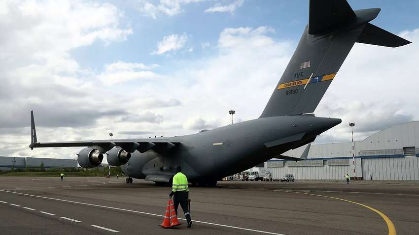 Під час евакуації з Афганістану на борту літака жінка народила дитину Під час евакуації з Афганістану на борту літака жінка народила дитину