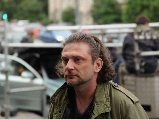 Известный режиссер российских фильмов уехал из страны и воюет на стороне Украины